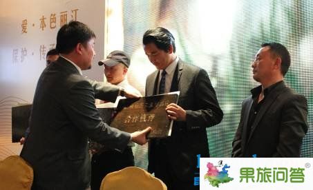 隨后，中國著名口書書法家、2008年奧運(yùn)火炬手和志剛揮毫灑墨，寫下了“金茂慧語”四個(gè)蒼勁有力的大字。他的表演感染了在座的每一個(gè)人，再一次將開盤盛典推向高潮，現(xiàn)場異常熱烈火爆。